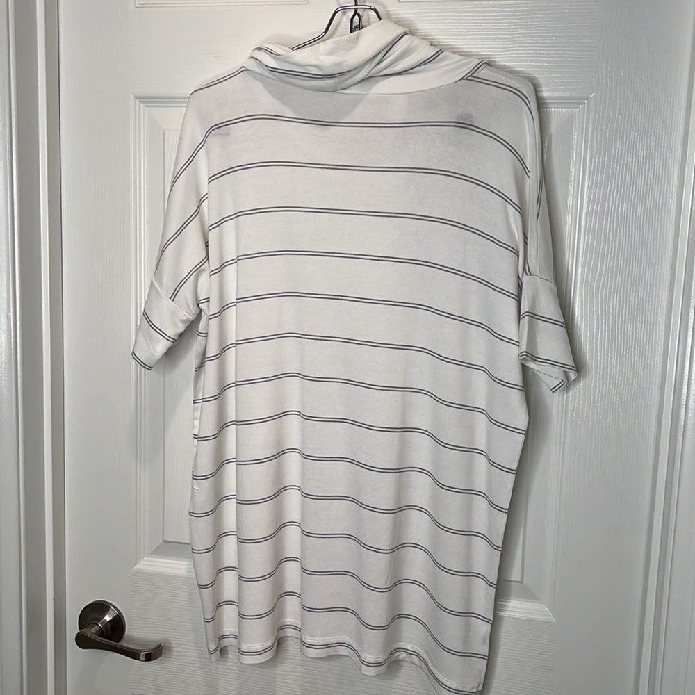 LOFT OUTLET LOUNGE XS Short Sleeve White and Gray striped Shirt. - Picture 4 of 16